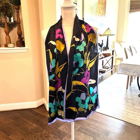 Vivid and  Eye Catching Anne Klein Silk Scarf Very Long! Large Graphic Flowers - Picture 5 of 11